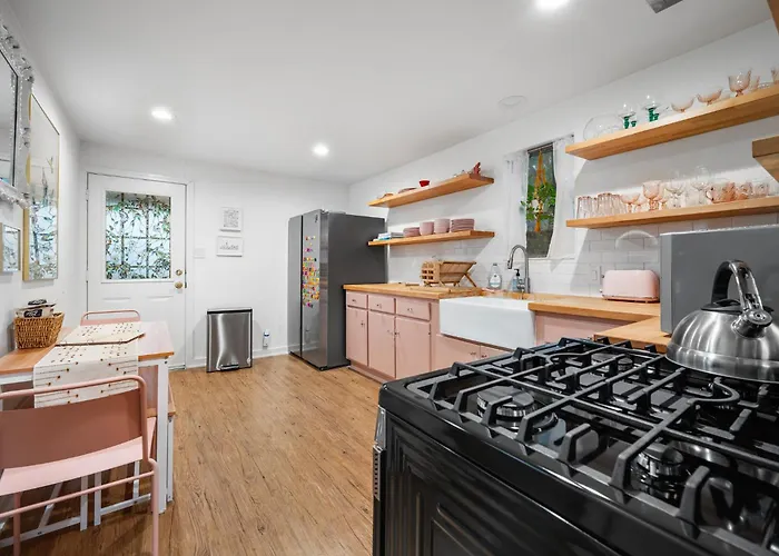Stylish, Artsy Bungalow Central Eastside
